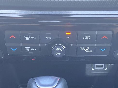 Used 2025 Jeep Compass Latitude w/ Convenience Group AWD/4WD image 18