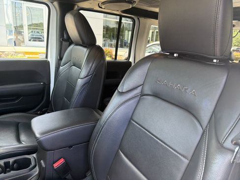 Used 2023 Jeep Wrangler Unlimited Sahara AWD/4WD image 18