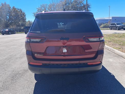 Used 2023 Jeep Grand Cherokee L Laredo image 5