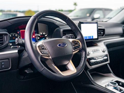 Used 2022 Ford Explorer XLT image 14