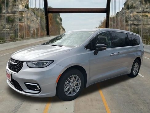 New 2026 Chrysler Pacifica Select FWD image 3