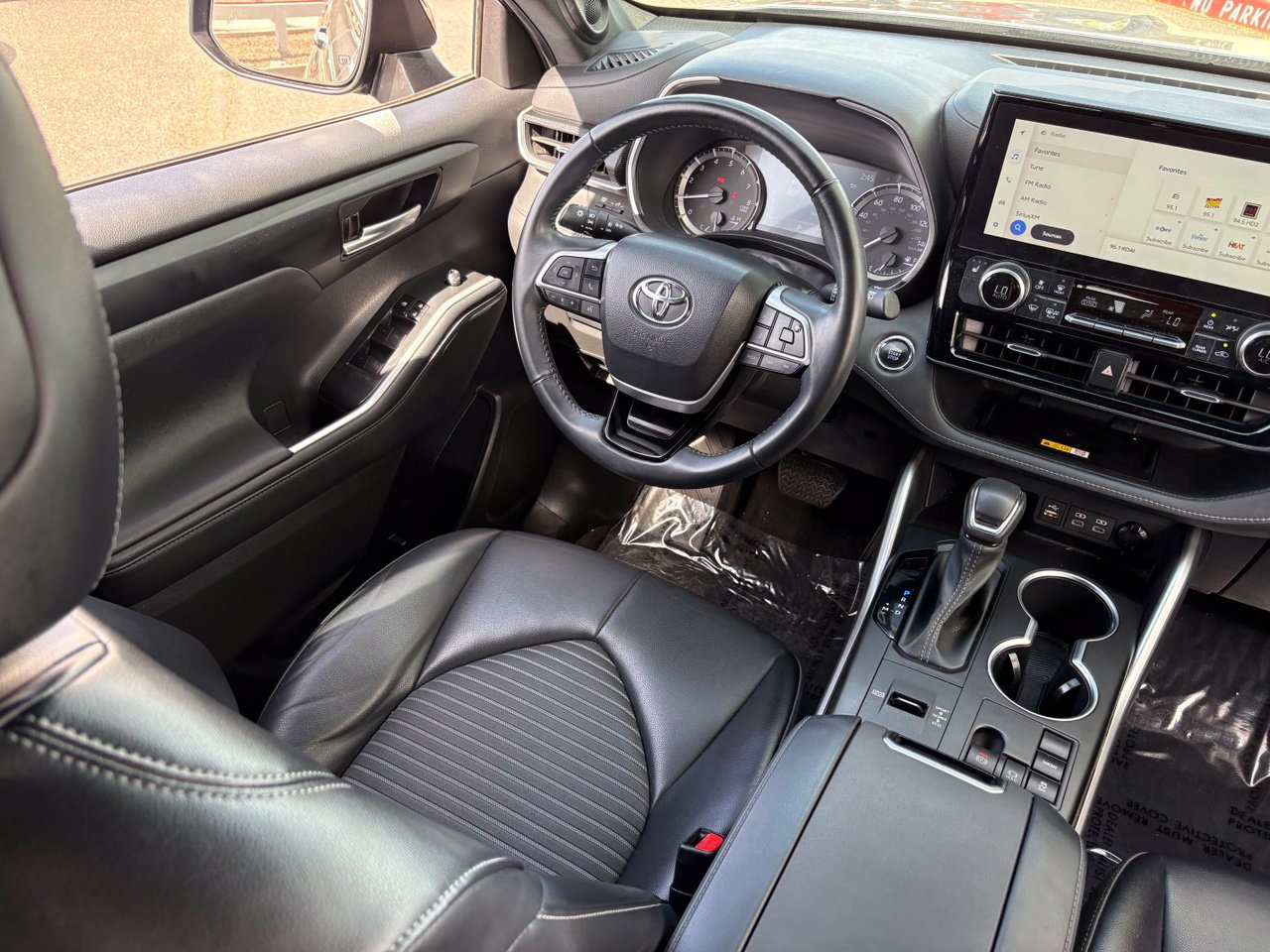 Used 2023 Toyota Highlander XSE FWD image 17