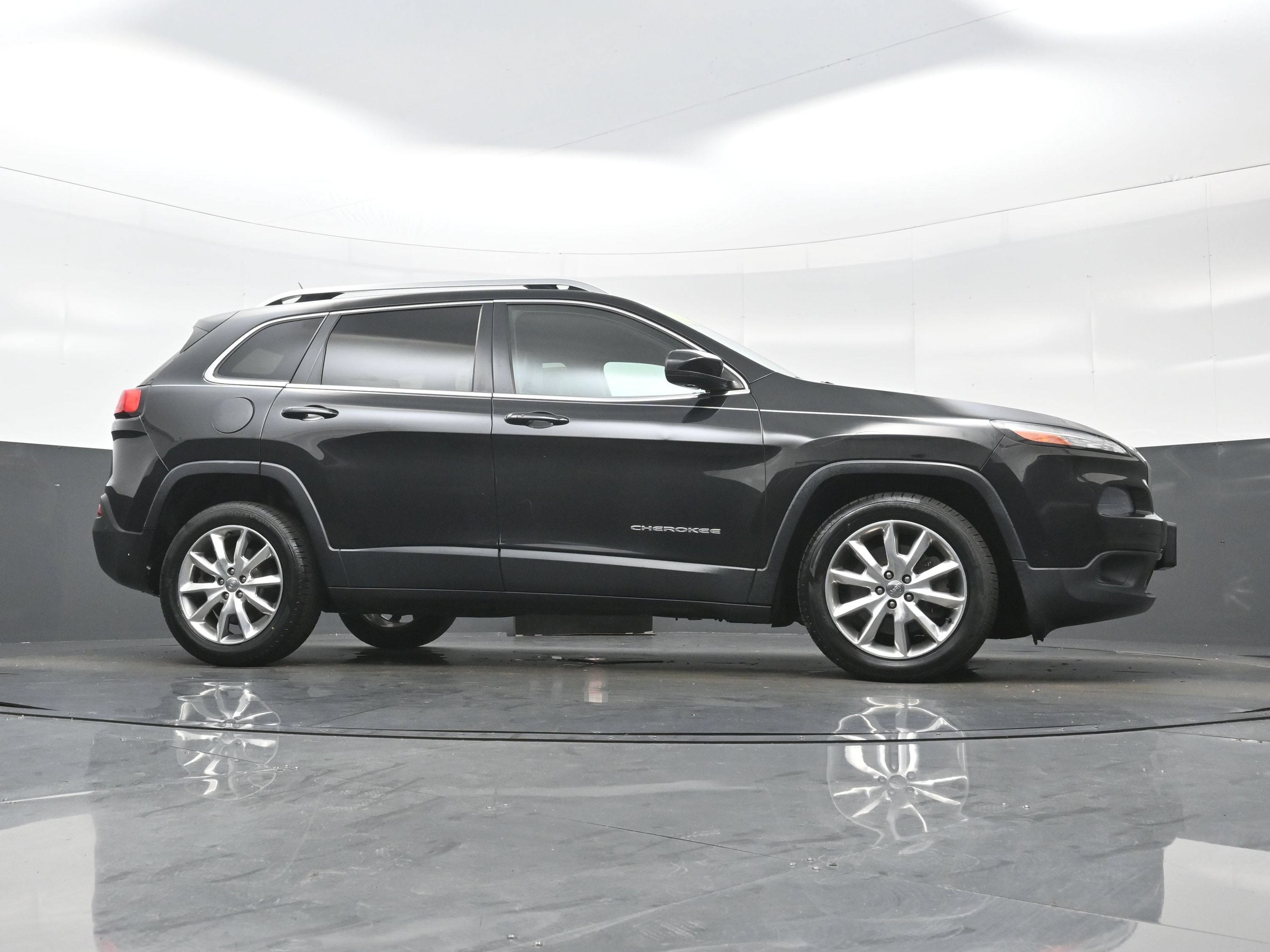 Used 2014 Jeep Cherokee Limited w/ Technology Group FWD image 31