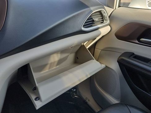 Used 2019 Chrysler Pacifica Touring-L image 47