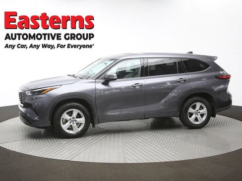 Used 2022 Toyota Highlander LE image 59