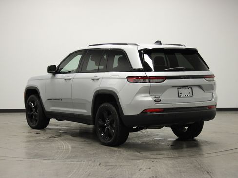 Used 2023 Jeep Grand Cherokee Altitude image 6