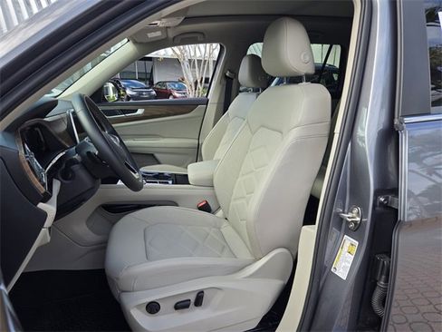 Certified 2025 Volkswagen Atlas SE w/ Panoramic Sunroof Package image 13