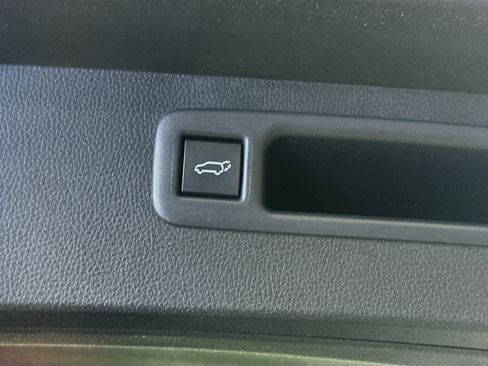 Used 2025 Toyota Highlander XLE FWD image 31