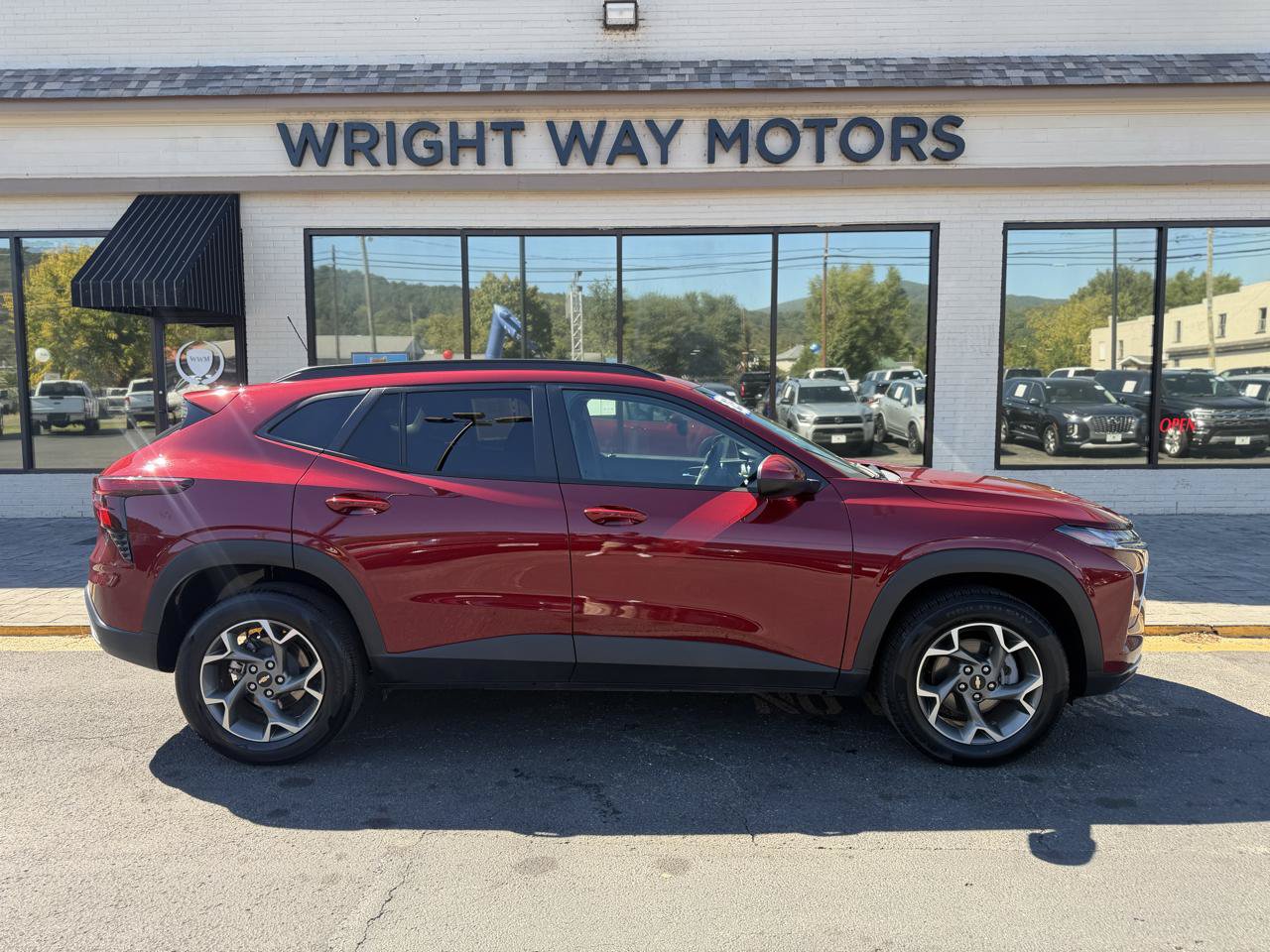 Used 2025 Chevrolet Trax LT FWD image 2
