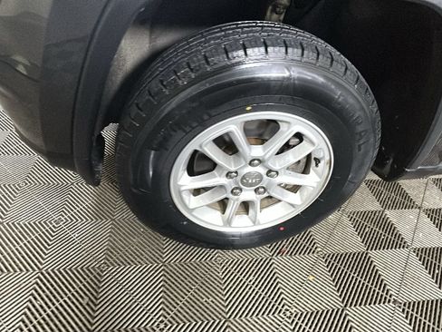 Used 2019 Jeep Grand Cherokee Laredo AWD/4WD image 10