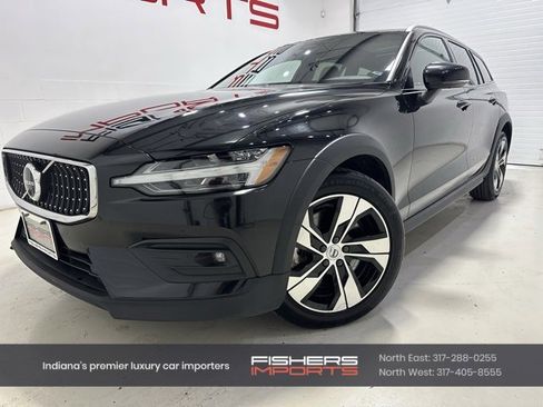 Used 2023 Volvo V60 B5 Cross Country Plus image 1
