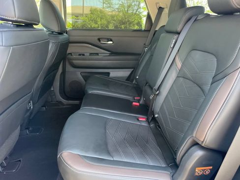 Used 2025 Nissan Pathfinder Platinum w/ Black Appearance Package AWD/4WD image 11