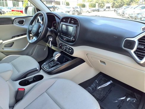 Certified 2025 Kia Soul LX w/ LX Technology Package FWD image 15