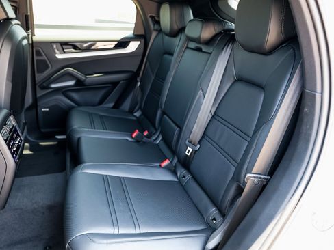 Certified 2025 Porsche Cayenne Coupe image 25