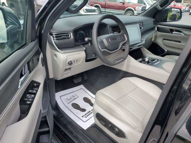 Used 2025 Jeep Wagoneer 4WD image 12