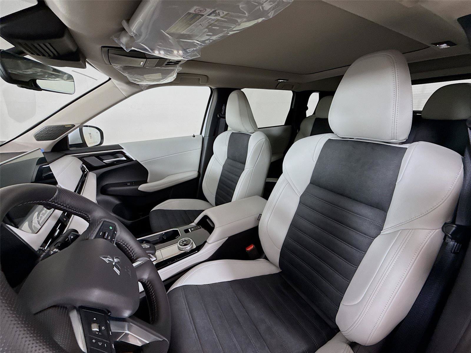 New 2026 Mitsubishi Outlander SE FWD image 2