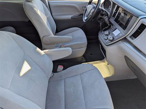 Used 2016 Toyota Sienna L image 11