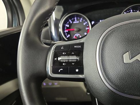 Used 2024 Kia Carnival EX FWD image 22