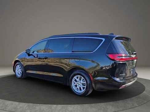 Used 2022 Chrysler Pacifica Touring-L FWD image 3