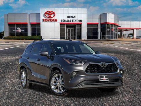Used 2021 Toyota Highlander Limited image 1