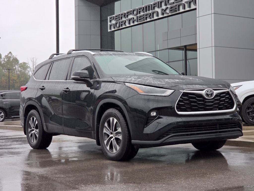 Used 2021 Toyota Highlander XLE AWD/4WD image 2