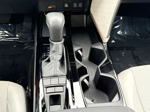 Used 2025 Toyota Camry XLE image 7