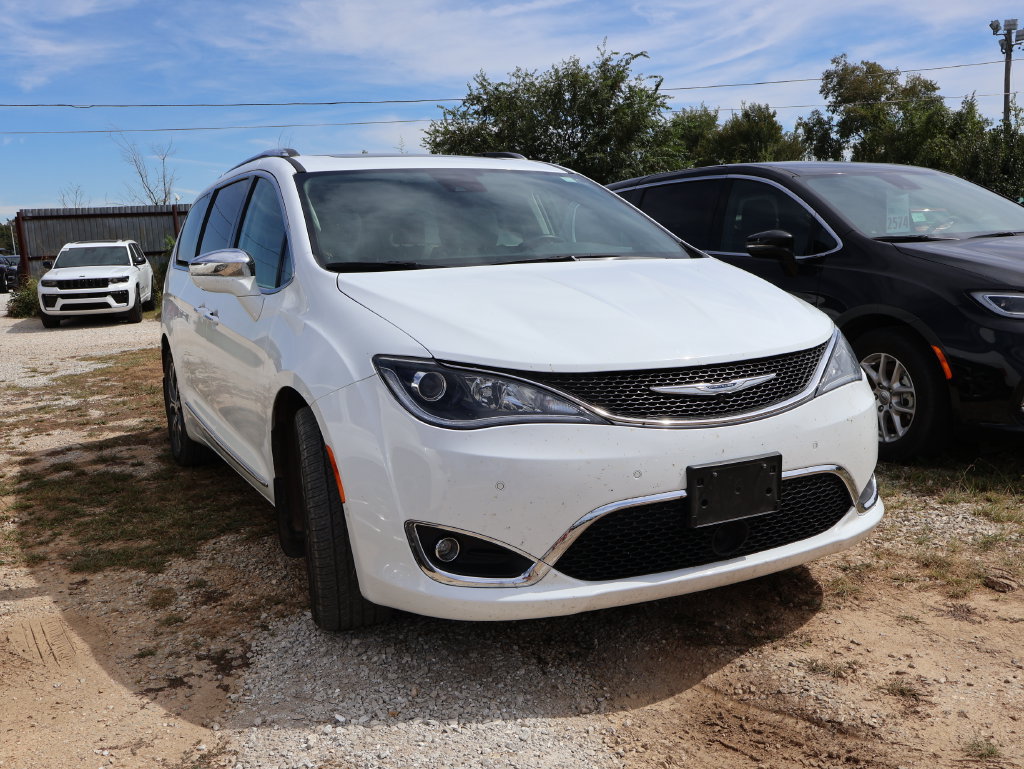 Used 2017 Chrysler Pacifica Limited w/ Advanced Safetytec Group FWD image 11