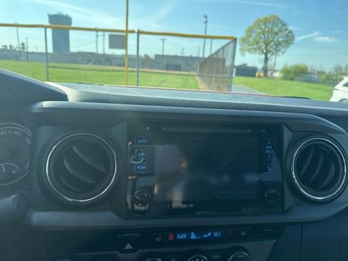 Used 2016 Toyota Tacoma TRD Off-Road w/ Premium & Technology Package image 10