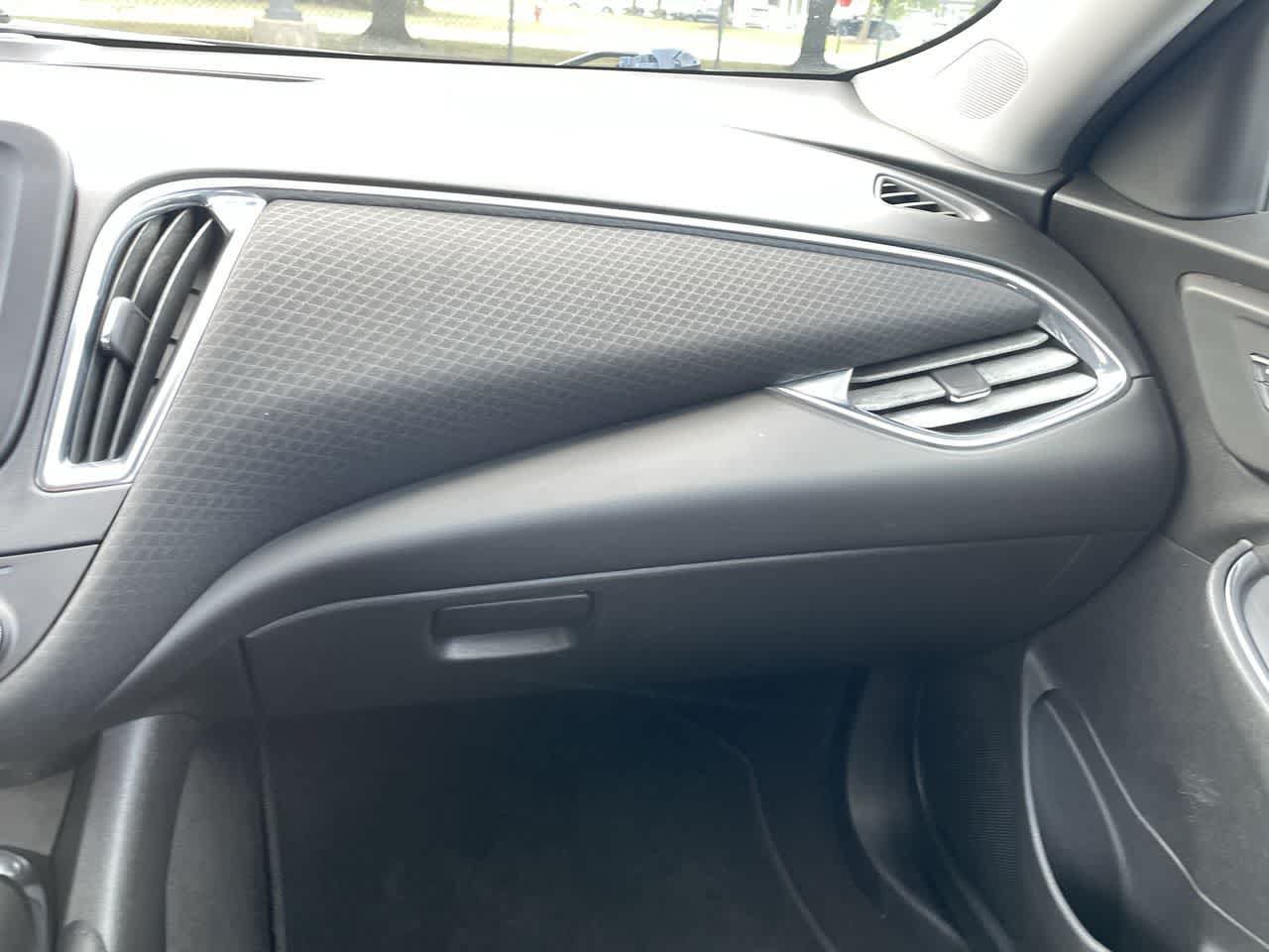 Used 2018 Chevrolet Malibu LT FWD image 16