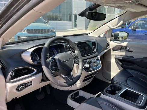 Used 2023 Chrysler Pacifica Touring-L image 6