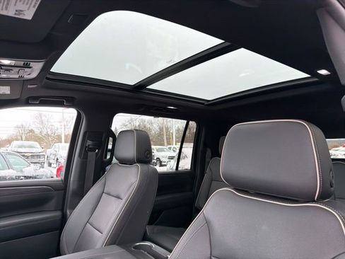 Used 2023 GMC Yukon XL SLT w/ SLT Premium Package image 13