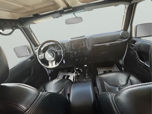 Used 2015 Jeep Wrangler Unlimited Sahara w/ Connectivity Group AWD/4WD image 9
