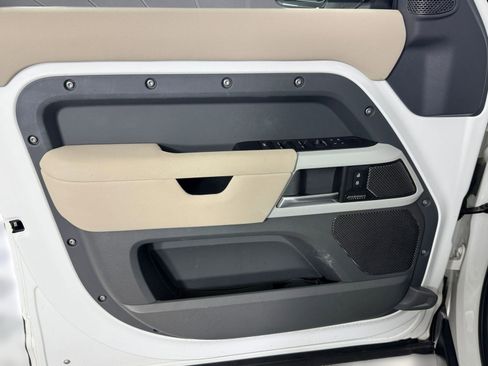 Used 2023 Land Rover Defender 110 X-Dynamic SE image 12