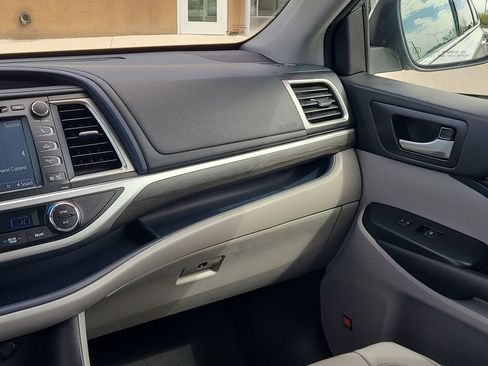 Used 2018 Toyota Highlander Limited image 22