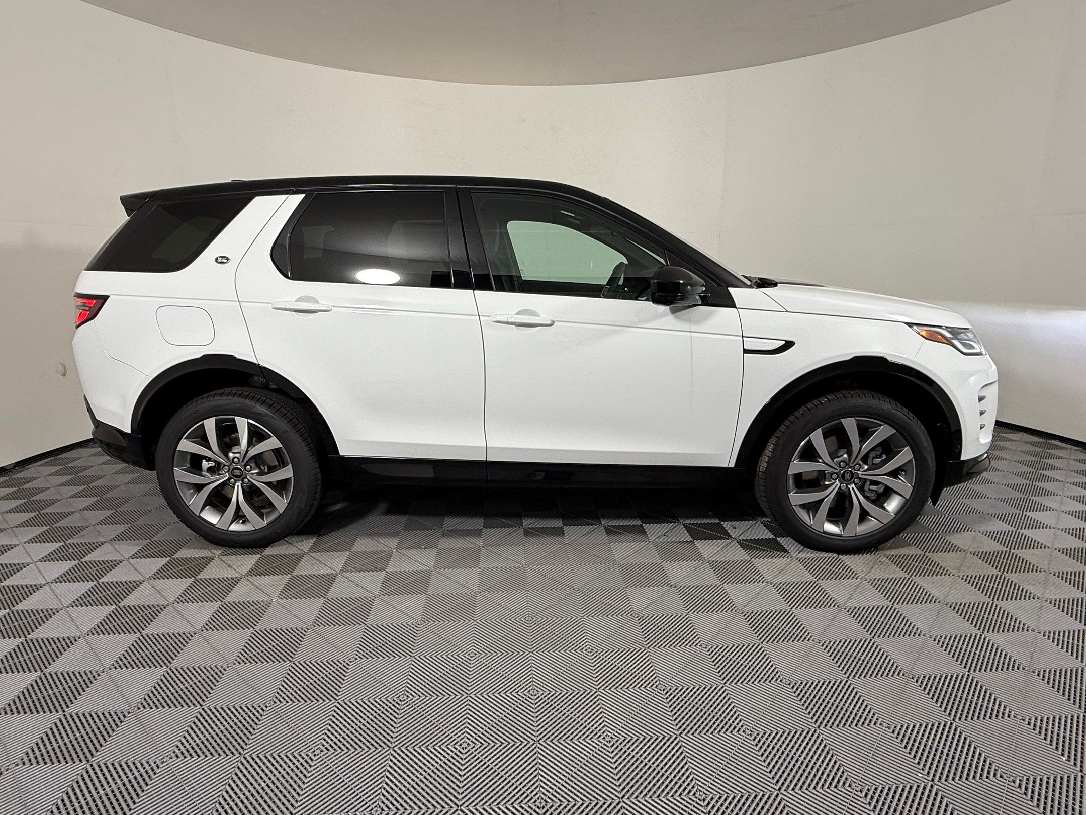 New 2026 Land Rover Discovery Sport Landmark AWD/4WD image 8