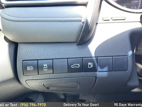 Used 2018 Toyota Camry SE w/ Moonroof Package FWD image 24
