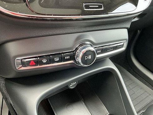 New 2026 Volvo XC40 B5 Ultra w/ Climate Package AWD/4WD image 18