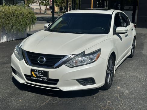 Used 2017 Nissan Altima 2.5 SV w/ Convenience Package FWD image 4