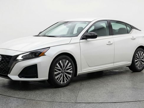 Used 2025 Nissan Altima 2.5 SV image 3