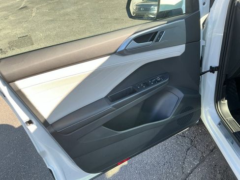 Certified 2025 Volkswagen Taos SEL w/ Black Wheel Plus Package image 36