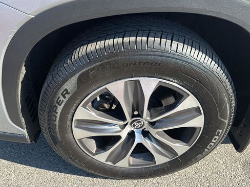 Used 2023 Toyota Highlander XLE image 12