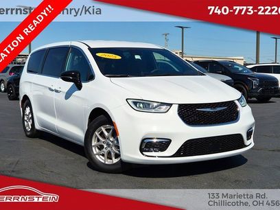 Used 2025 Chrysler Pacifica Select