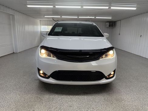 Used 2019 Chrysler Pacifica Touring-L Plus w/ S Appearance Package image 2