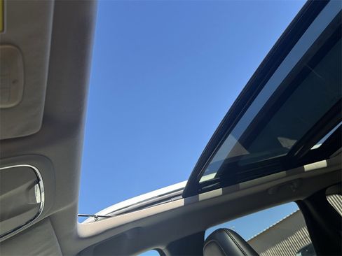 Used 2015 Jeep Cherokee Limited w/ Luxury Group image 23