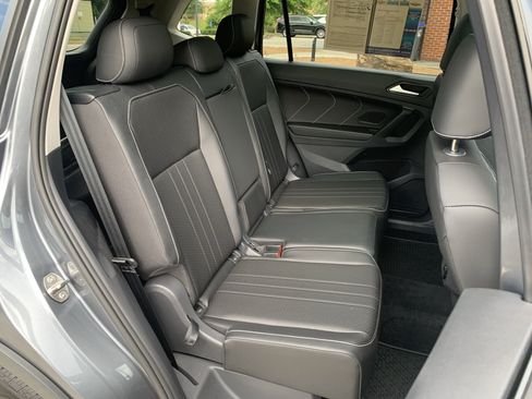 Used 2023 Volkswagen Tiguan SE w/ Panoramic Sunroof Package FWD image 29