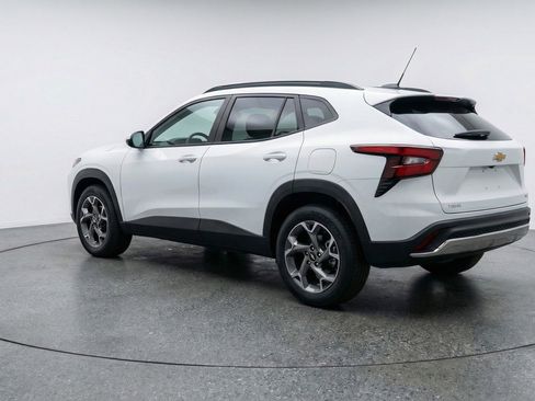 Used 2025 Chevrolet Trax LT w/ LT Convenience Package image 6