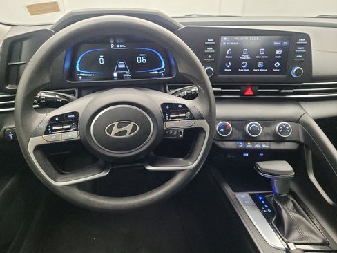 Used 2025 Hyundai Elantra SE FWD image 22