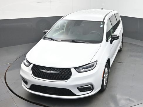 Used 2024 Chrysler Pacifica Touring-L FWD image 28