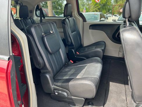 Used 2014 Chrysler Town & Country Touring image 7