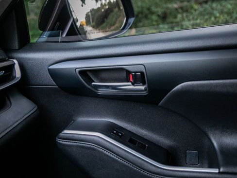 Used 2024 Toyota Highlander XLE image 30